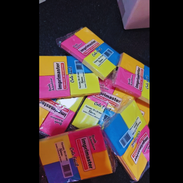 40 Blocos Recados Cole Fácil 38x50mm 4 Cores Neon - 4000 Folhas - Cores: Rosa, Azul, Laranja e Amarelo ( tons Neon) - Imagem 11